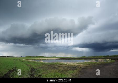 In rapido mutamento del tempo in Alberta, Canada. Foto Stock
