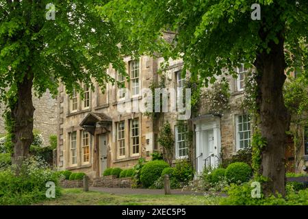 Case sulla collina nella città Cotswolds di Burford, Oxfordshire, Inghilterra. Primavera (maggio) 2019. Foto Stock