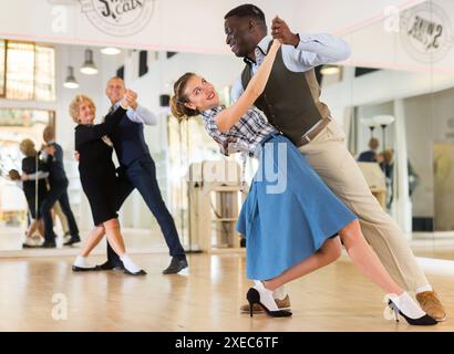 Donna con l'uomo americano che pratica la danza da ballo Foto Stock