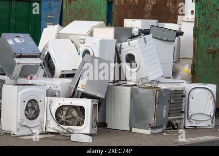 Poznan, Polonia. 30 ottobre 2022: Un mucchio di elettrodomestici usati in attesa di essere smaltiti presso un centro di riciclaggio. Foto Stock