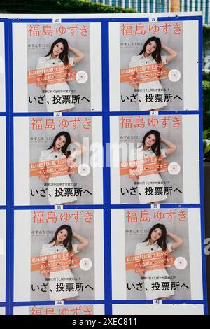 I manifesti dei candidati alle elezioni governative di Tokyo sono stati visti il 27 giugno 2024 a Tokyo, in Giappone. Le campagne per le elezioni del governatore di Tokyo durano fino al 7 luglio. Crediti: Rodrigo Reyes Marin/AFLO/Alamy Live News Foto Stock