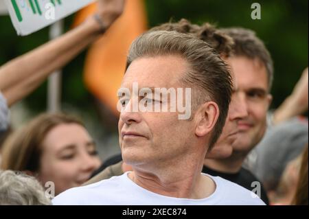 Chris Packham - presentatore televisivo della fauna selvatica - al Restore Nature Now march through Central London, 22 giugno 2024 Foto Stock