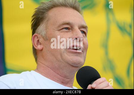 Chris Packham - presentatore televisivo della fauna selvatica - al Restore Nature Now march through Central London, 22 giugno 2024 Foto Stock