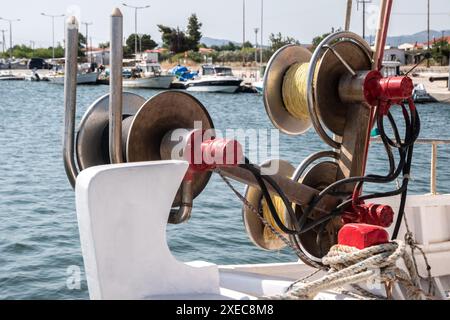 Primo piano del verricello con reti da pesca nelle soleggiate giornate estive Foto Stock