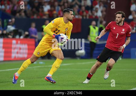 Gelsenkirchen, Allemagne. 26 giugno 2024. Portiere portoghese Diogo Costa, Khvicha Kvaratskhelia della Georgia durante la partita di calcio UEFA Euro 2024, gruppo F, tra Georgia e Portogallo il 26 giugno 2024 alla Veltins-Arena di Gelsenkirchen, Germania - foto Jean Catuffe/DPPI Credit: DPPI Media/Alamy Live News Foto Stock