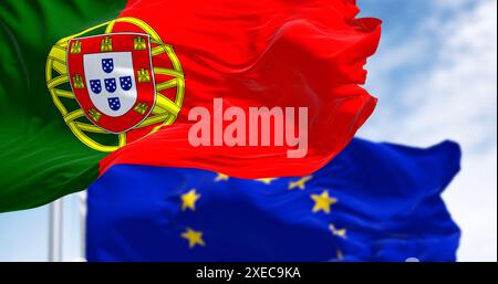 Primo piano delle bandiere del Portogallo e dell'Unione europea che sventolano in una giornata limpida Foto Stock