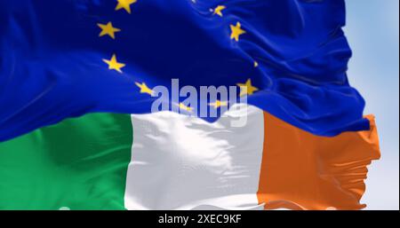 Primo piano dell'Irlanda e dell'Unione europea che sventolano in una giornata limpida Foto Stock