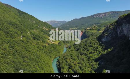 Vista aerea sul ponte ad arco di Djurdjevica su Tara Foto Stock