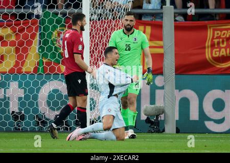 Gelsenkirchen, Allemagne. 26 giugno 2024. Cristiano Ronaldo del Portogallo protesta mentre il portiere georgiano Giorgi Mamardashvili guarda durante l'UEFA Euro 2024, gruppo F, partita di calcio tra Georgia e Portogallo il 26 giugno 2024 alla Veltins-Arena di Gelsenkirchen, Germania - foto Jean Catuffe/DPPI Credit: DPPI Media/Alamy Live News Foto Stock