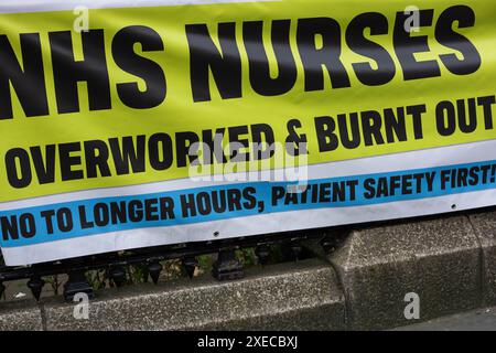 Londra, Regno Unito. 27 giugno 2024. BMA Junior Doctors sciopero; picchetto fuori St Thomas Hospital Londra Regno Unito credito: Ian Davidson/Alamy Live News Foto Stock