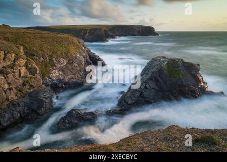 Spettacolare paesaggio costiero a Porth Mear sulla costa settentrionale della Cornovaglia, Inghilterra. Estate (agosto) 2019. Foto Stock