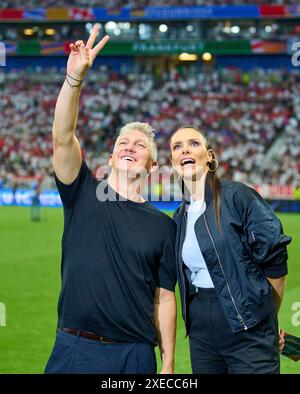 Esther Sedlaczek, presentatrice ARD Sport Moderatorin, Sportmoderatorin, Journalistin, Bastian SCHWEINSTEIGER, Co-moderatore ARD nel girone A tappa GERMANIA - SVIZZERA 1-1 dei Campionati europei UEFA 2024 il 23 giugno 2024 a Francoforte, Germania. Fotografo: Peter Schatz Foto Stock