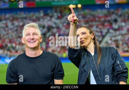 Esther Sedlaczek, presentatrice ARD Sport Moderatorin, Sportmoderatorin, Journalistin, Bastian SCHWEINSTEIGER, Co-moderatore ARD nel girone A tappa GERMANIA - SVIZZERA 1-1 dei Campionati europei UEFA 2024 il 23 giugno 2024 a Francoforte, Germania. Fotografo: Peter Schatz Foto Stock
