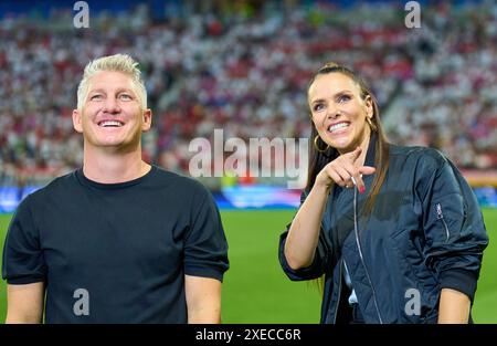 Esther Sedlaczek, presentatrice ARD Sport Moderatorin, Sportmoderatorin, Journalistin, Bastian SCHWEINSTEIGER, Co-moderatore ARD nel girone A tappa GERMANIA - SVIZZERA 1-1 dei Campionati europei UEFA 2024 il 23 giugno 2024 a Francoforte, Germania. Fotografo: Peter Schatz Foto Stock