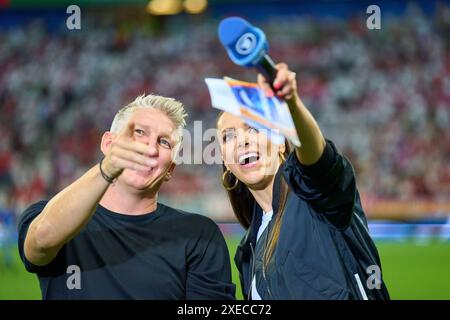 Esther Sedlaczek, presentatrice ARD Sport Moderatorin, Sportmoderatorin, Journalistin, Bastian SCHWEINSTEIGER, Co-moderatore ARD nel girone A tappa GERMANIA - SVIZZERA 1-1 dei Campionati europei UEFA 2024 il 23 giugno 2024 a Francoforte, Germania. Fotografo: Peter Schatz Foto Stock