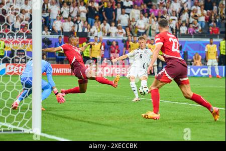 Francoforte, Germania. 23 giugno 2024. Joshua Kimmich, DFB 6 chance for Goal, Manuel Akanji, sui 5 Yann SOMMER, sui 1 block e difendere nel girone A tappa GERMANIA - SVIZZERA 1-1 dei Campionati europei UEFA 2024 il 23 giugno 2024 a Francoforte, Germania. Fotografo: ddp Images/STAR-Images credito: ddp media GmbH/Alamy Live News Foto Stock