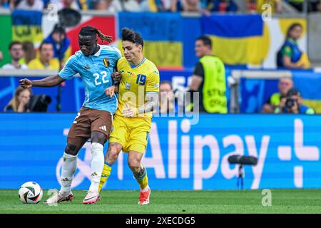 Jeremy Doku (22) del Belgio e Mykola Shaparenko (19) dell'Ucraina durante una partita di calcio tra le squadre nazionali dell'Ucraina e del Belgio, denominata Red Devils nella terza giornata del gruppo e nella fase a gironi del torneo UEFA Euro 2024 , mercoledì 26 giugno 2024 a Stoccarda , Germania . FOTO SPORTPIX | Stijn Audooren Foto Stock
