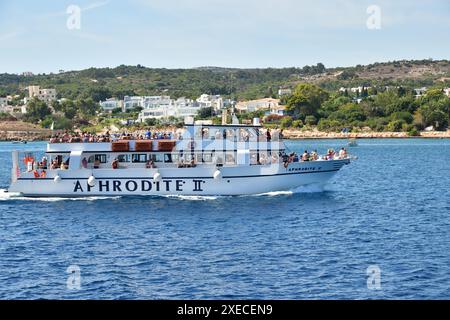 Protaras, Cipro - 10 ottobre. 2019. Afrodite II - nave turistica con turisti salpa Foto Stock