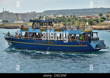 Protaras, Cipro - 10 ottobre. 2019. La nave Discovery i - Sightseeing con turisti salpa Foto Stock