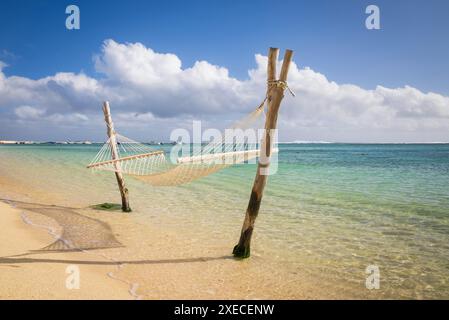 Amaca e spiaggia tropicale, la Morne, Mauritius, Africa. Primavera (maggio) 2024. Foto Stock