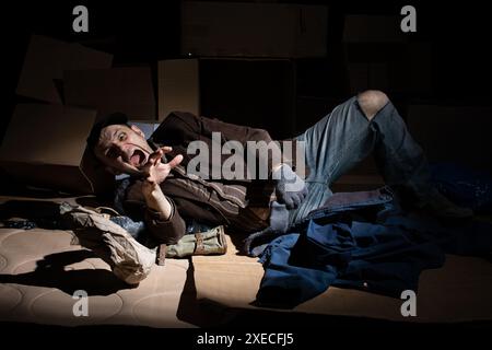 Un senzatetto di mezza età è diventato alcolizzato a causa della sua situazione. Foto Stock