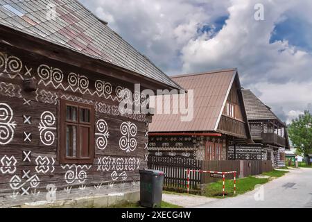 Architettura popolare a Cicmany, Slovacchia Foto Stock