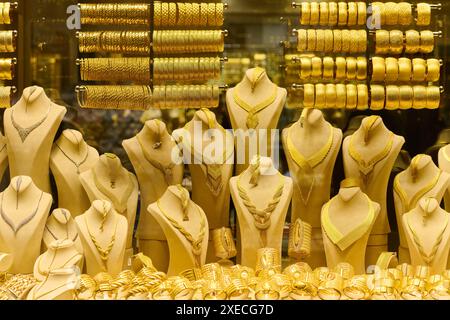 Tesori di Istanbul: Un'incredibile esposizione di gioielli d'oro fatti a mano Foto Stock