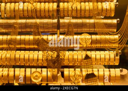 Tesori di Istanbul: Un'incredibile esposizione di gioielli d'oro fatti a mano Foto Stock