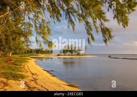 Sole serale presso la spiaggia di la Prairie vicino a le Morne sull'isola di Mauritius, nell'Africa orientale dell'Oceano Indiano. Giugno 2024. Foto Stock