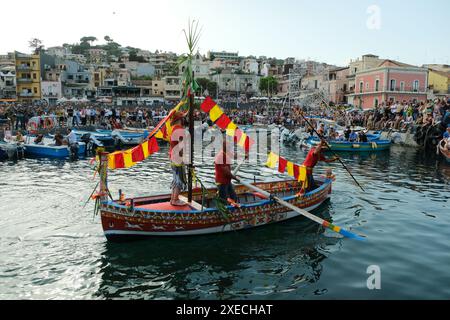 ACI TREZZA, ITALIA - 24 GIUGNO 2024 - Festa tradizionale di San Giovanni. Sfilata tradizionale di San Giovanni con pisci a mari dove riproducono la caccia al tonno. Il tonno viene derubato da un giovane che finalmente riesce a fuggire dai pescatori Foto Stock