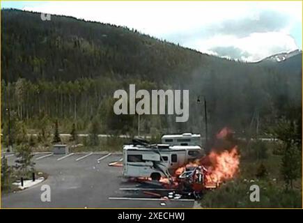 Ancora inquadratura dal Summit Medical Center (Frisco, Colon.) video di sorveglianza che mostra l'elicottero dell'incidente inondato da un incendio alimentato a carburante 20 secondi dopo aver colpito un parcheggio e un veicolo ricreativo il 3 luglio 2015. Loss of Control at Takeoff, Air Methods Corporation, Airbus Helicopters AS350 B3e, N390LG, Frisco, Colorado, 3 luglio, 2015 Foto Stock