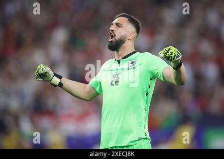 Gelsenkirchen, Germania 26 giugno 2024, il portiere georgiano Giorgi Mamardashvili celebra il gol 2-0 durante la partita di calcio UEFA Euro 2024, gruppo F, tra Georgia e Portogallo il 26 giugno 2024 alla Veltins-Arena di Gelsenkirchen, Germania Foto Stock