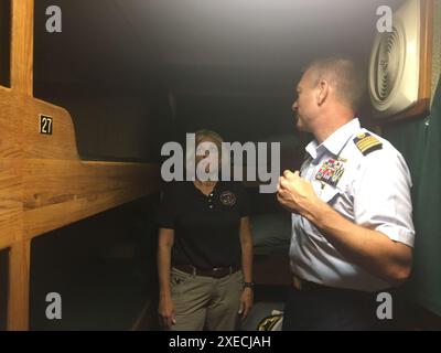 SANTA BARBARA, California (13 settembre 2019) - in questa foto scattata il 4 settembre 2019, Jennifer Homendy, membro del Consiglio di amministrazione dell'NTSB, e il capitano della Guardia Costiera degli Stati Uniti Jason Neubauer visitano la bunk room di Vision, una barca simile alla Conception, che prese fuoco e affondò il 2 settembre 2019. Santa Barbara - fuoco della nave subacquea Conception Foto Stock