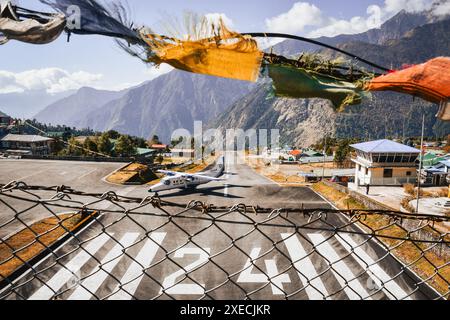 Lukla, Nepal - 14 novembre 2023: L'aereo in pista arriva all'aeroporto dei voli nazionali di Lukla. Aeroporto. Città di Lukla. Khumbu Pasanglhamu, Solukhumb Foto Stock