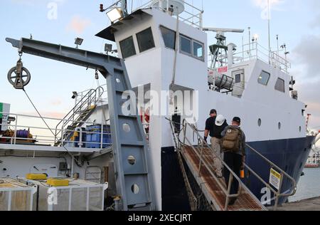 HONOLULU (12 ottobre 2021) — la foto scattata il 12 ottobre 2021, mostra agli investigatori NTSB che si imbarcano sulla Bold Horizon a Honolulu la mattina che lascia il porto per iniziare il recupero subacqueo del relitto di un jet cargo TransAir B-737 che è stato scaricato nell'Oceano Pacifico poco dopo aver lasciato l'Aeroporto Internazionale Daniel K. Inouye il 2 luglio 2021. Il volo Transair 810 HONOLULU (12 ottobre 2021) â€" la foto scattata il 12 ottobre 2021 mostra gli investigatori NTSB che si imbarcano sulla Bold Horizon a Honolulu la mattina che lascia il porto per iniziare il recupero subacqueo dei relitti di un TransAir B-737 CA Foto Stock
