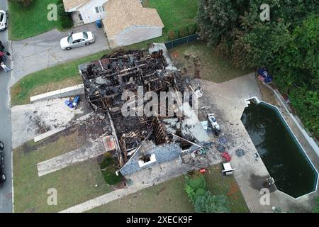 WASHINGTON (24 settembre 2019) ¬ — vista di Ariel di una casa bruciata colpita dall'esplosione di gas naturale e dall'incendio del 13 settembre 2018 nella Merrimack Valley, Massachusetts. La foto scattata il 13 settembre 2018 è stata catturata da un drone gestito da un investigatore dell'NTSB per documentare i danni causati dalle esplosioni e dagli incendi. Merrimack Valley, Massachusetts WASHINGTON (24 settembre 2019) ¬ — vista di Ariel di una casa bruciata colpita dall'esplosione di gas naturale e dall'incendio del 13 settembre 2018 nella Merrimack Valley, Massachusetts. La foto scattata il 13 settembre 2018 è stata catturata da un drone operato da un investigatore dell'NTSB Foto Stock