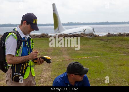 JACKSONVILLE, Florida (5 maggio 2019) - l'investigatore dell'NTSB John o'Callaghan registra le misurazioni dei segni di terra effettuati dal carrello di atterraggio del Boeing 737-800 di Miami Air International che ha superato la pista della Naval Air Station Jacksonville e si è fermato nel fiume St. Johns a Jacksonville, Florida, il 3 maggio 2019. Jacksonville, Florida, pista invasa Foto Stock