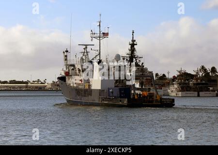 HONOLULU (12 ottobre 2021) — la foto scattata il 12 ottobre 2021, mostra il Bold Horizon mentre parte dal porto di Honolulu per un sito a circa due miglia da Ewa Beach per il recupero subacqueo del relitto di un jet cargo TransAir B-737 che è stato affondato nell'Oceano Pacifico poco dopo aver lasciato l'aeroporto internazionale Daniel K. Inouye a luglio 2, 2021. Transair Flight 810 HONOLULU (12 ottobre 2021) â€" la foto scattata il 12 ottobre 2021 mostra The Bold Horizon mentre parte dal porto di Honolulu per un sito a circa tre miglia da Ewa Beach per il recupero subacqueo dei relitti di un TransAi Foto Stock