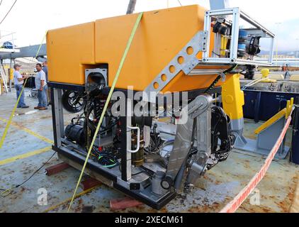 HONOLULU (12 ottobre 2021) —la foto scattata il 12 ottobre 2021 mostra il veicolo azionato a distanza (ROV) sul Bold Horizon al porto di Honolulu. Il ROV sarà uno degli strumenti utilizzati per il recupero subacqueo del relitto di un jet cargo TransAir B-737 che è stato scaricato nell'Oceano Pacifico poco dopo aver lasciato l'aeroporto internazionale Daniel K. Inouye il 2 luglio 2021. Il volo Transair 810 HONOLULU (12 ottobre 2021) â€” la foto scattata il 12 ottobre 2021 mostra il veicolo a distanza (ROV) sul Bold Horizon al porto di Honolulu. La ROV sarà uno degli attrezzi utilizzati nel sottoscocca Foto Stock