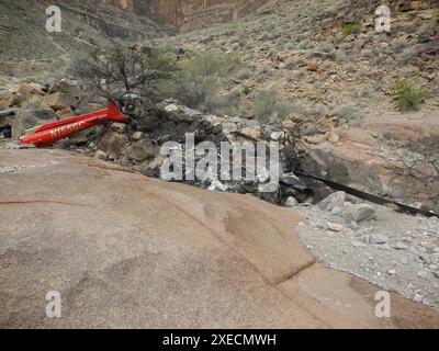 WASHINGTON (14 gennaio 2021) — questa foto, scattata l'11 febbraio 2018, presso il sito dell'incidente, mostra componenti dell'elicottero Eurocopter EC130 che si è schiantato a Peach Springs, Arizona, il 10 febbraio 2018. L'incidente ha ucciso cinque persone e ne ha ferite altre due. Questa foto, scattata l'11 febbraio 2018, mostra i componenti dell'elicottero Eurocopter EC130 che si è schiantato a Peach Springs, Arizona, il 10 febbraio 2018. Foto Stock