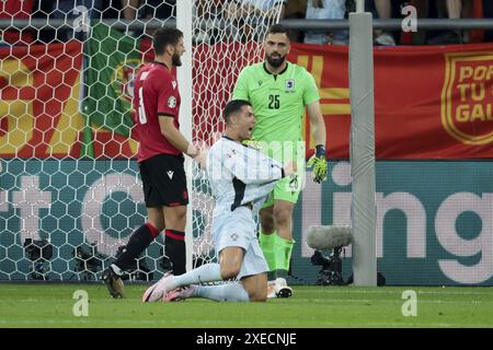 Gelsenkirchen, Germania 26 giugno 2024, Cristiano Ronaldo del Portogallo protesta mentre il portiere georgiano Giorgi Mamardashvili guarda durante l'UEFA Euro 2024, gruppo F, partita di calcio tra Georgia e Portogallo il 26 giugno 2024 alla Veltins-Arena di Gelsenkirchen, Germania Foto Stock