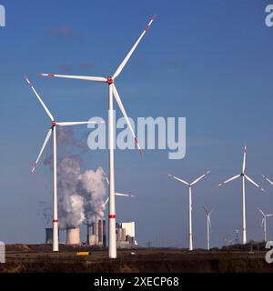 Turbine eoliche, miniera di carbone marrone a cielo aperto di Garzweiler con la centrale elettrica Neurath, Germania, Europa Foto Stock