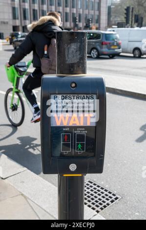 Attraversamento pedonale del Regno Unito. Pulsante di attraversamento pedoni che mostra il segnale DI ATTESA sul monitor elettronico. Londra. REGNO UNITO. Foto Stock