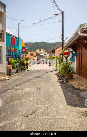 Deshaies, edifici caraibici in legno su una strada a Guadalupa, Caraibi, Foto Stock