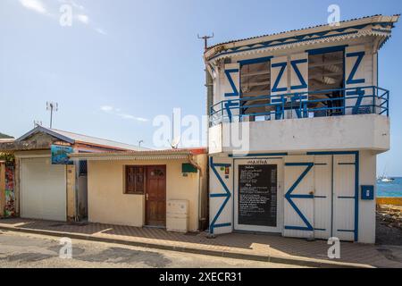 Deshaies, edifici caraibici in legno su una strada a Guadalupa, Caraibi, Foto Stock