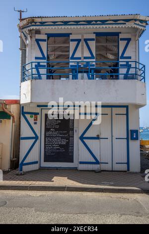 Deshaies, edifici caraibici in legno su una strada a Guadalupa, Caraibi, Foto Stock