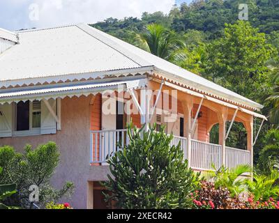 Deshaies, edifici caraibici in legno su una strada a Guadalupa, Caraibi, Foto Stock