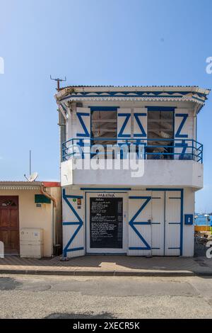 Deshaies, edifici caraibici in legno su una strada a Guadalupa, Caraibi, Foto Stock