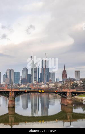 Fiorisce in primavera di fronte a Francoforte all'alba. splendide viste della città e dello skyline Foto Stock