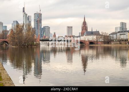 Fiorisce in primavera di fronte a Francoforte all'alba. splendide viste della città e dello skyline Foto Stock